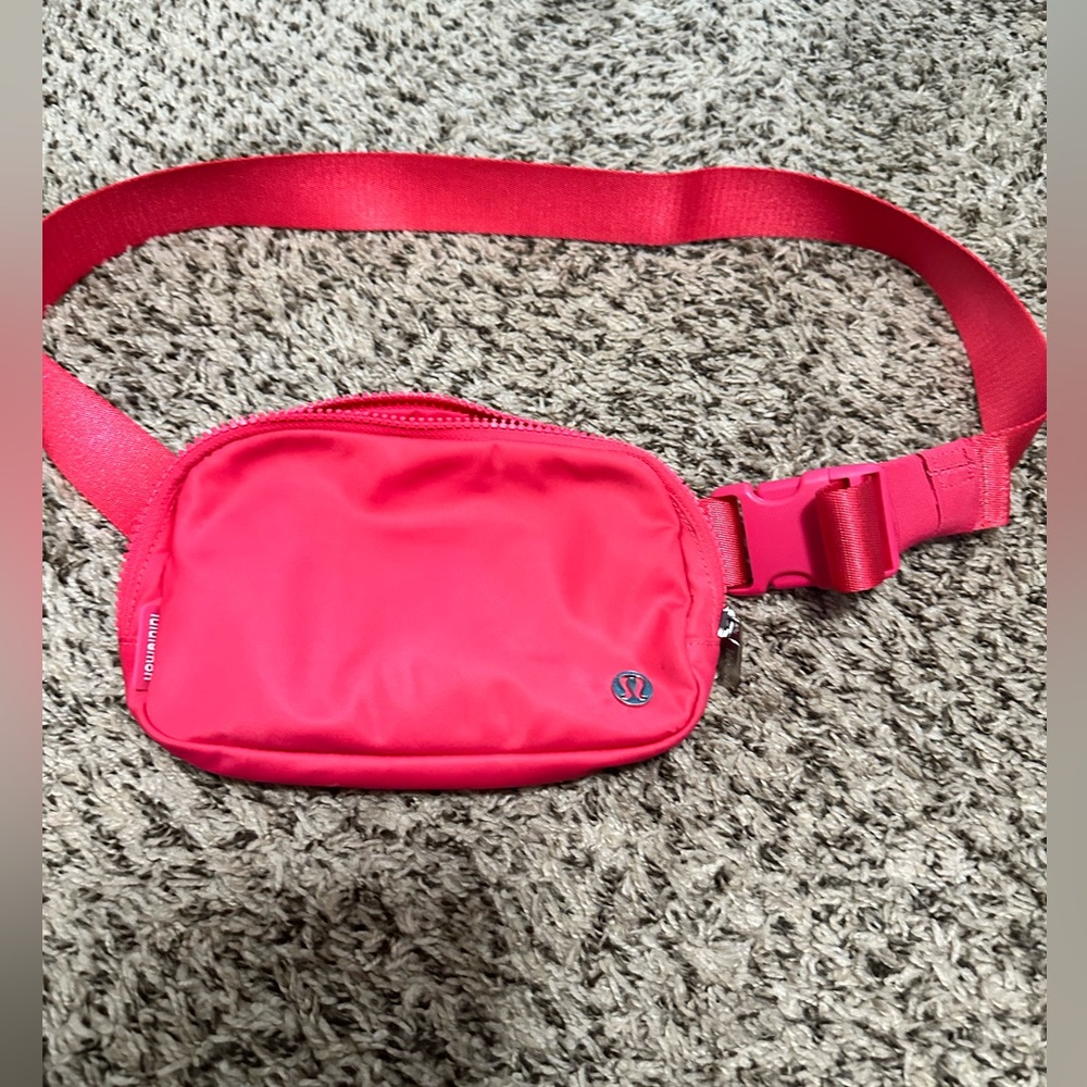 Lululemon everywhere belt bag 1L .lip gloss